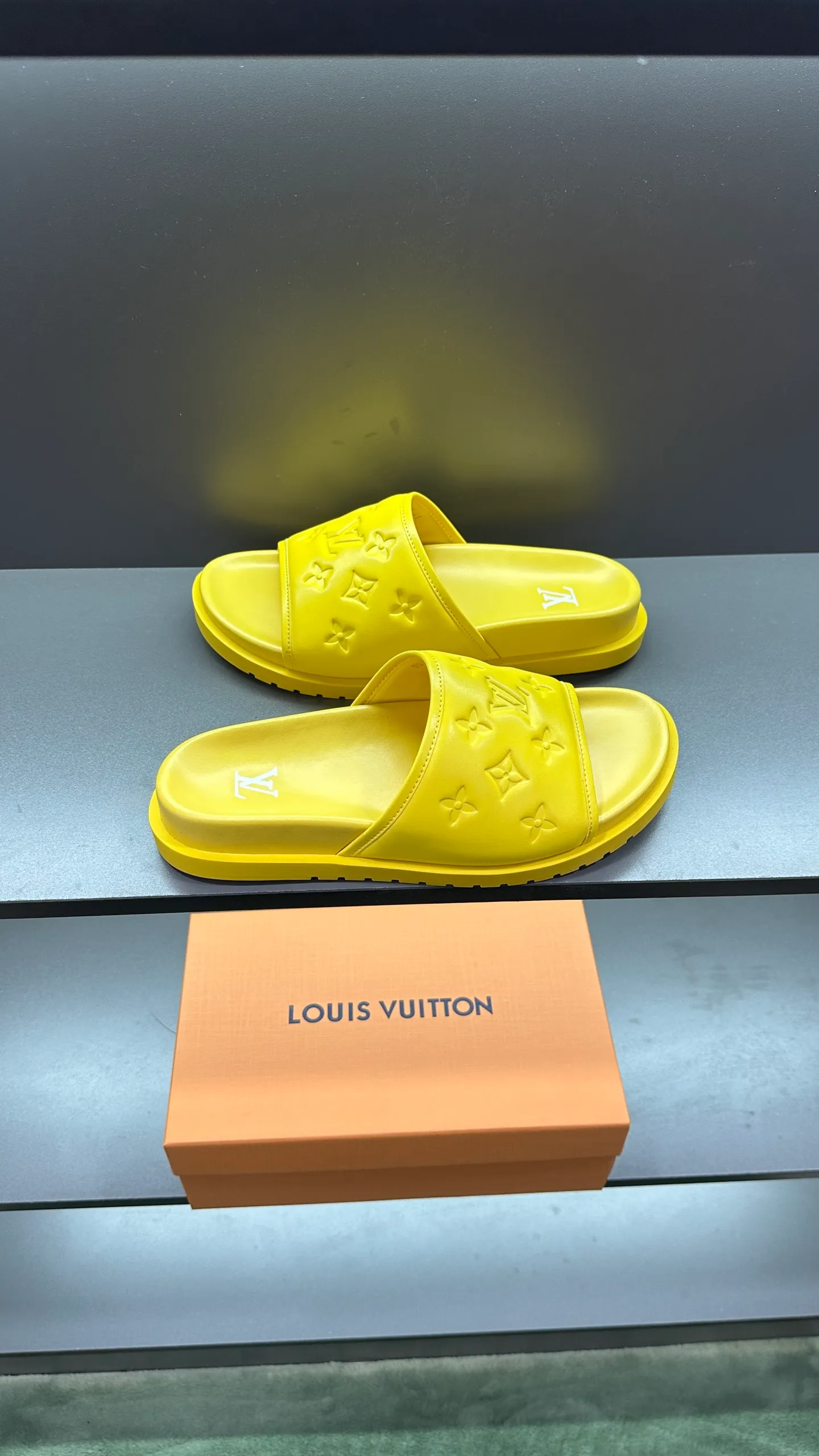 [L Home] P: 300💰Size: 38-45 Top purchasing lv men's summer slippers, classic presbyopia with soft real leather lining, unique color splicing effect, distinctive personality, fashionable and trendy essential style, light and comfortable. Lightweight and tough rubber insole, micro ridged foam outsole, super comfortable!